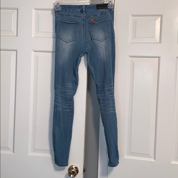 Cute Light Wash Ripped Jeans👖 - Picture 4 of 6